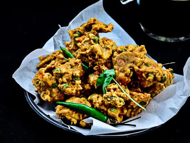 Golden fried vegetable pakora