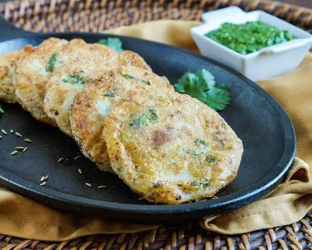 Crispy aloo tikki potato patties