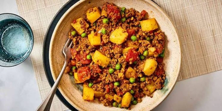 Bowl of keema aloo or keema matar